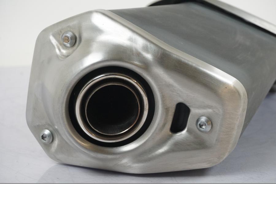 Snett nerifrån på Ljuddämpare från en Kawasaki Z 900 -2021 motorcykel.