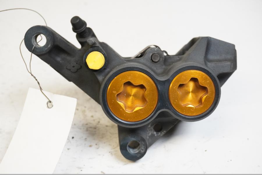 Framsidan på <p>Bromsok vänster fram från Yamaha YZF 1000 R1 2003.</p>

<p>Fyra kolvs ok.</p> motorcykel.