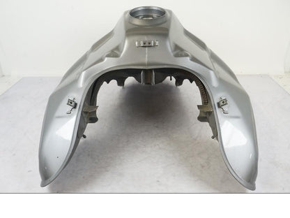 Extrabild2 på Bensintank från en Triumph Tiger Explorer -2013 motorcykel.