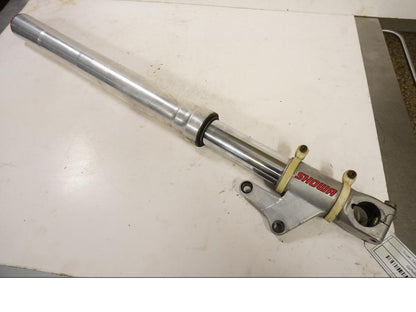 Framsidan på Gaffelben från en Ducati 748 -1999 motorcykel.