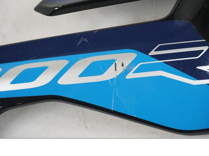 Höger sida på Sidopanel från en BMW M 1000 R -2023 motorcykel.