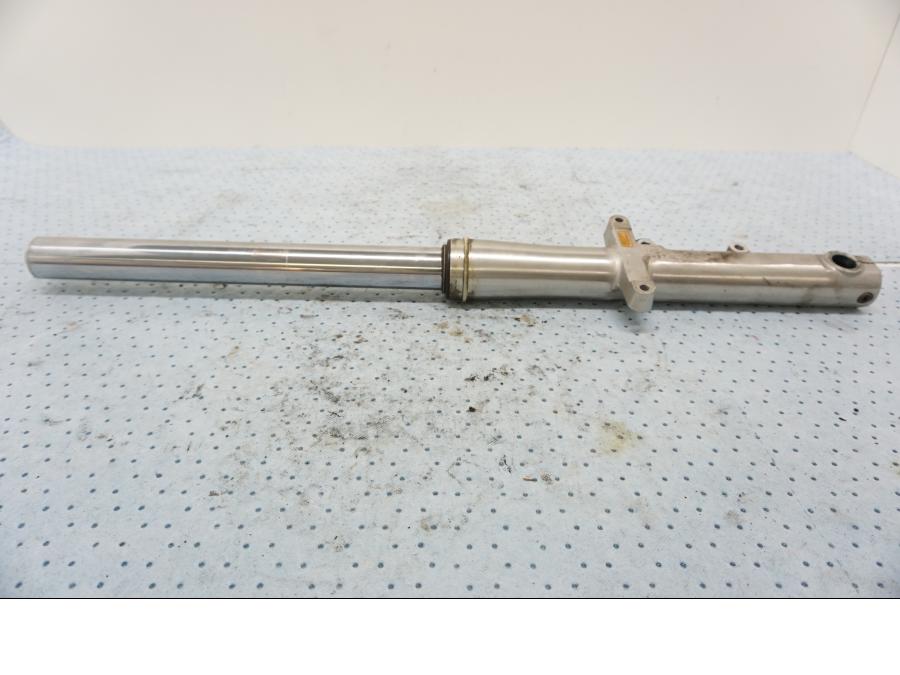 Baksidan på Gaffelben från en Yamaha XV 1600 -1999 motorcykel.