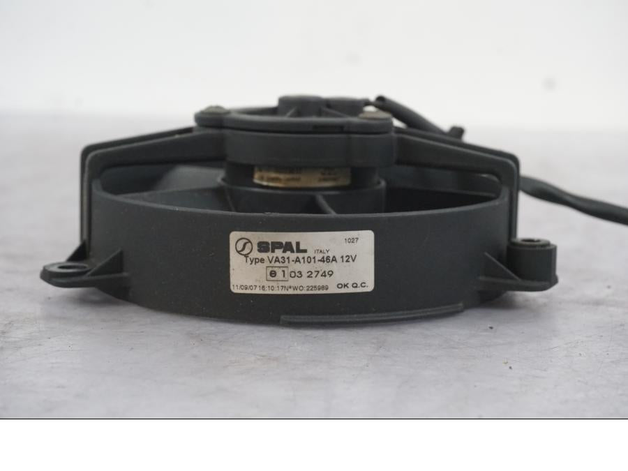 Snett nerifrån på Vattenkylfläkt från en Buell 1125 R -2008 motorcykel.