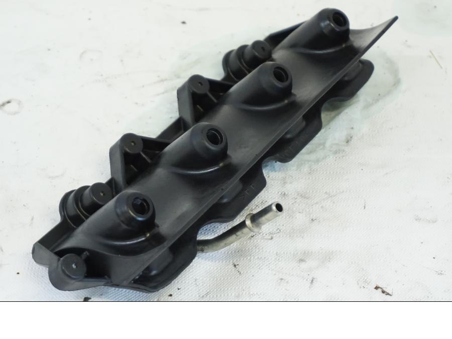 Baksidan på Fuel Rail från en Yamaha YZF R6 -2006 motorcykel.