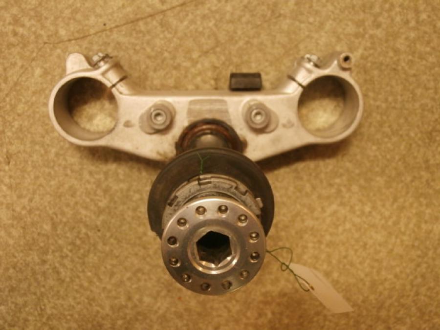 Framsidan på Gaffelkrona från en Aprilia RSV 1000 -2003 motorcykel.