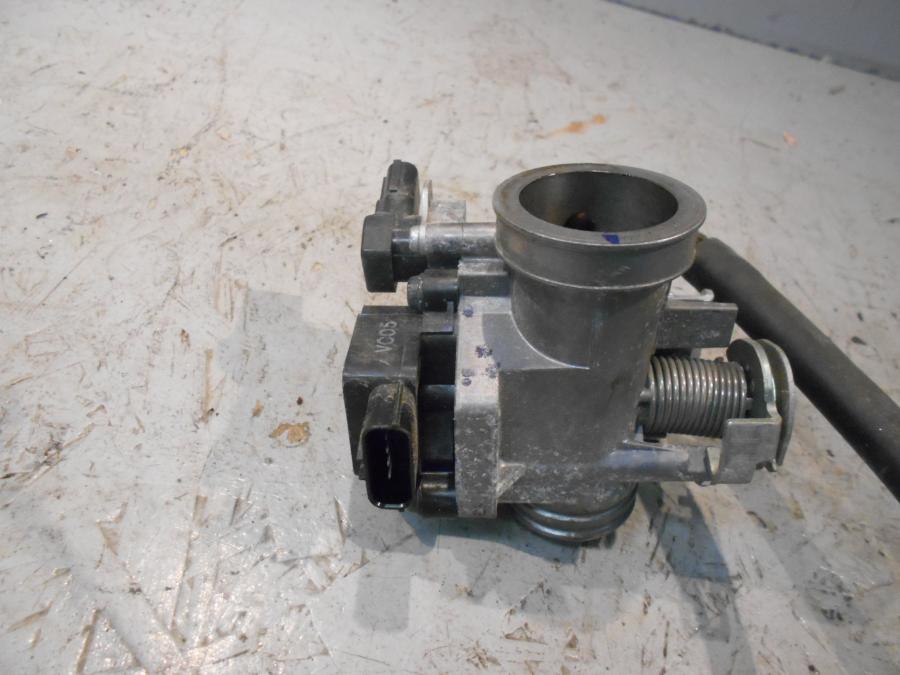 Framsidan på Spjällhus från en Honda CBR 125 R -2007 motorcykel.