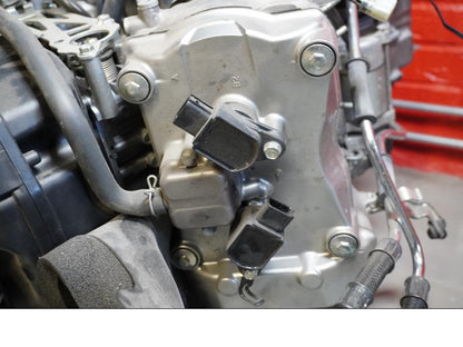 Snett uppifrån på Motor från en Honda VFR 800 -2008 motorcykel.