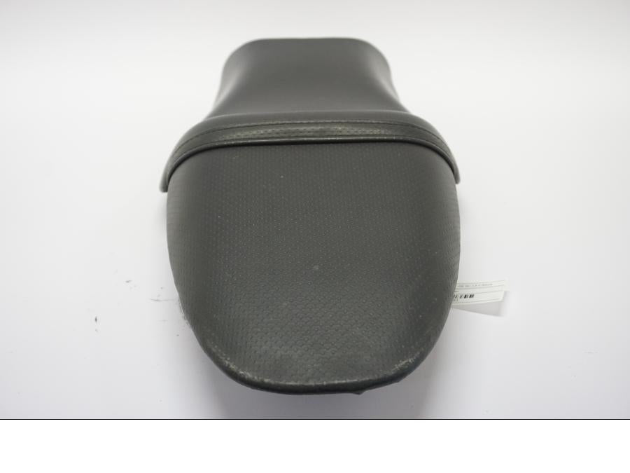 Höger sida på Sadel från en Honda VTR 1000 F -2005 motorcykel.