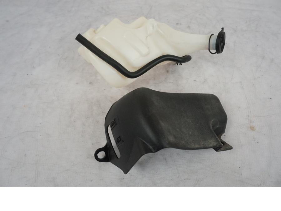 Framsidan på Vattenexpansionskärl från en Triumph Bonneville T120 -2021 motorcykel.