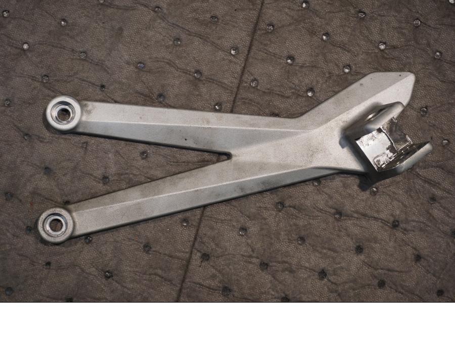 Framsidan på Fotpinnefäste från en KTM 690 SMC -2009 motorcykel.