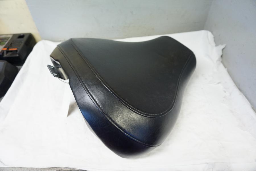 Vänster sida på Sadel från en Suzuki VL 1500 -2006 motorcykel.