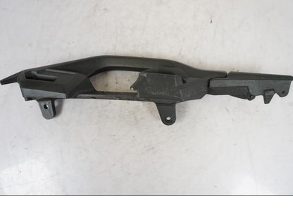 Snett nerifrån på Passagerarhandtag från en Kawasaki Versys 650 -2014 motorcykel.