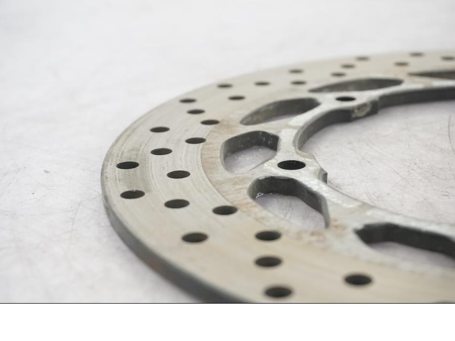 Baksidan på Bromsskiva från en Yamaha MT-01 -2009 motorcykel.