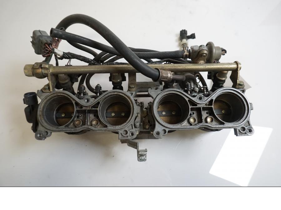 Baksidan på Spjällhus från en Honda CBR 900 RR -2000 motorcykel.