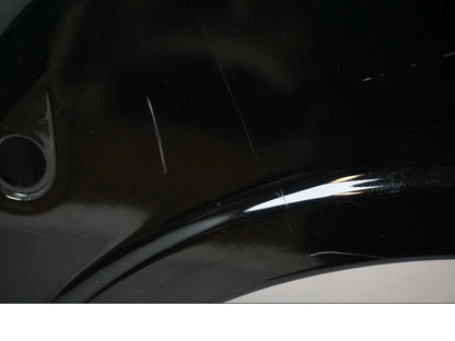 Vänster sida på <p>Bakskärm från Suzuki VL 800 2007.</p>

<p>Två sprickor i bakkant, repor och mindre slitage av lack finns se bilder.</p> motorcykel.