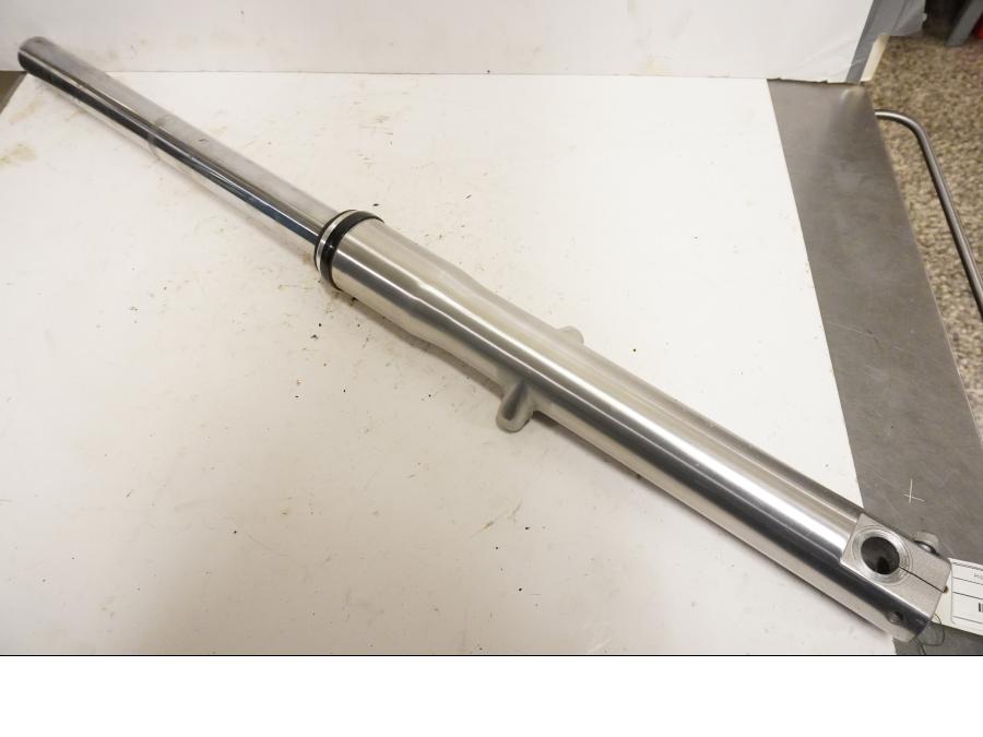 Framsidan på Gaffelben från en Honda VT 1100 C -2000 motorcykel.