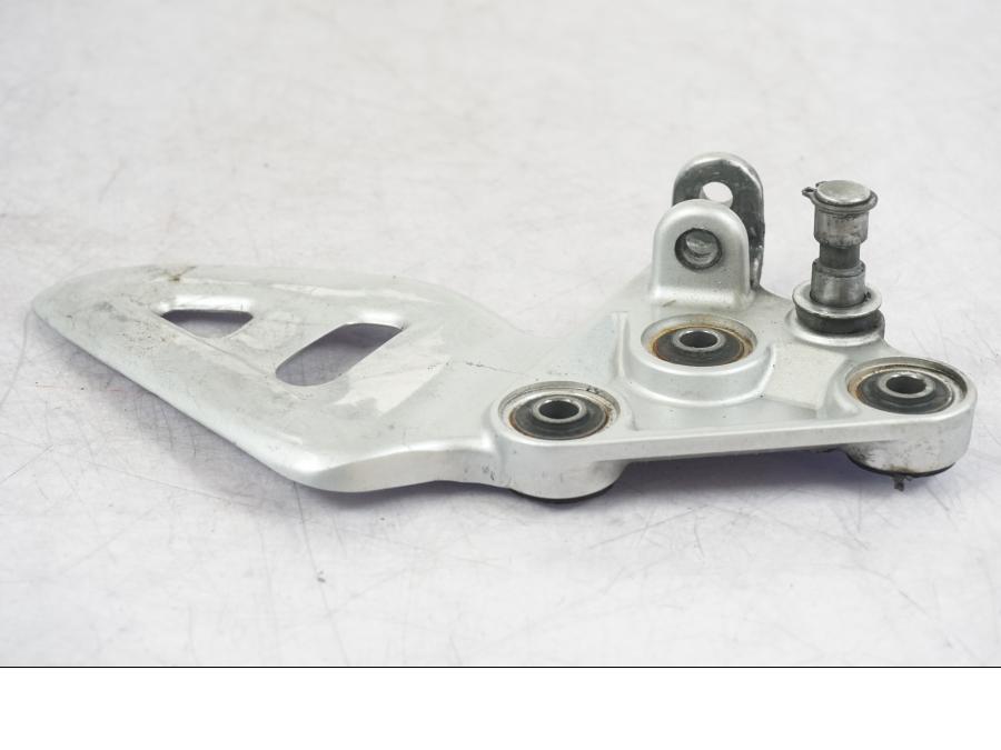 Snett nerifrån på Fotpinnefäste från en Suzuki GSX 1300 RX -1999 motorcykel.