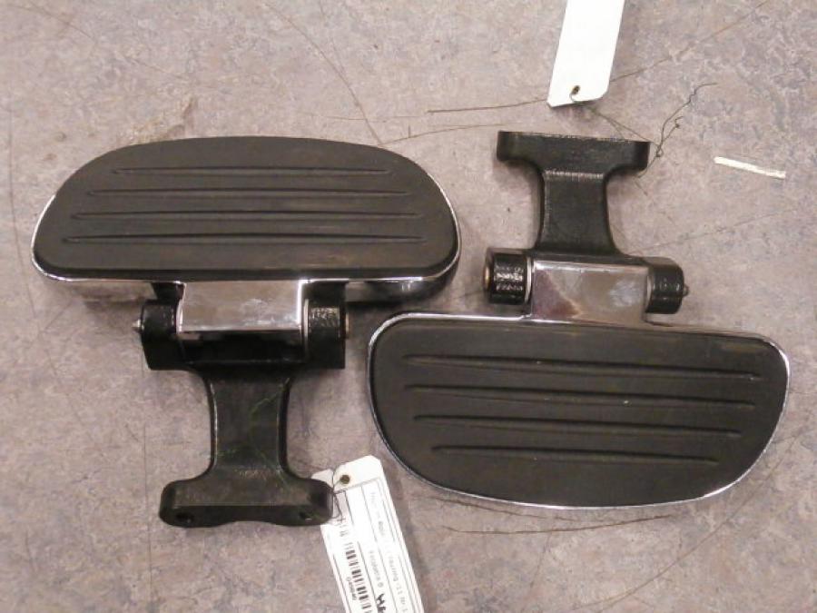 Framsidan på Fotplatta från en Triumph Rocket III -2011 motorcykel.