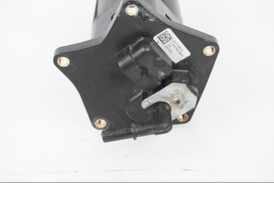 Vänster sida på Bensinpump insprut från en KTM 1290 Super Adventure S -2022 motorcykel.