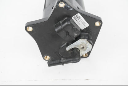 Vänster sida på Bensinpump insprut från en KTM 1290 Super Adventure S -2022 motorcykel.