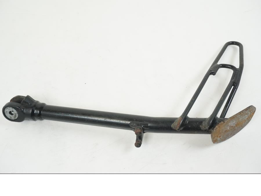 Snett nerifrån på Sidostöd från en BMW F 650 CS -2002 motorcykel.