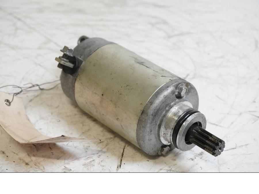 Framsidan på Startmotor från en Triumph Daytona 675 -2011 motorcykel.