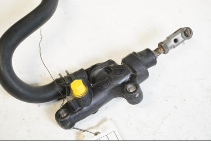 Baksidan på Bromshuvudcylinder från en Yamaha YZF 1000 R1 -2001 motorcykel.