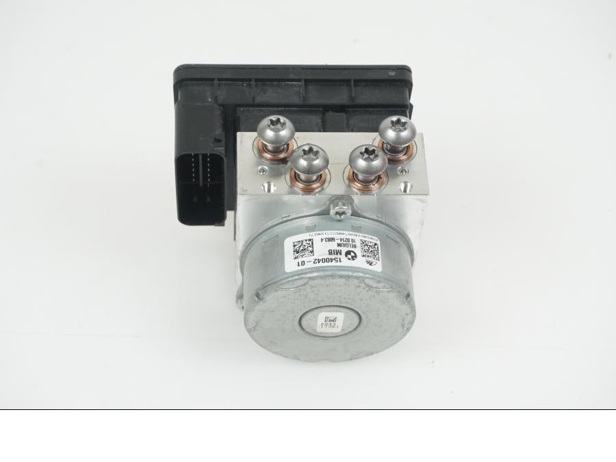 Framsidan på ABS Modulator från en BMW R 1250 GS -2023 motorcykel.