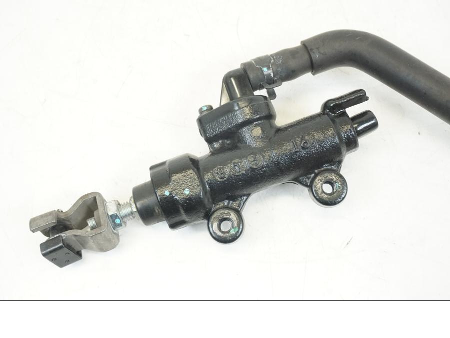 Baksidan på Bromshuvudcylinder från en Honda CBR 650 R -2019 motorcykel.