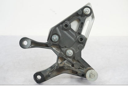 Vänster sida på Fotpinnefäste från en Kawasaki Z 900 -2019 motorcykel.