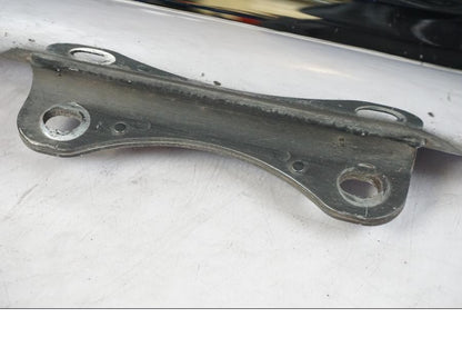 Snett nerifrån på Ljuddämpare från en Suzuki VL 800 -2002 motorcykel.