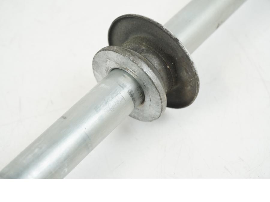 Snett nerifrån på Axel från en Suzuki VS 1400 -1999 motorcykel.