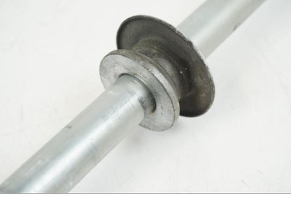 Snett nerifrån på Axel från en Suzuki VS 1400 -1999 motorcykel.