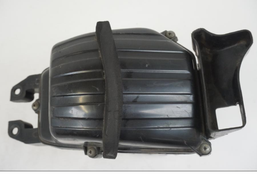 Höger sida på Luftburk från en Honda CBR 125 R -2006 motorcykel.