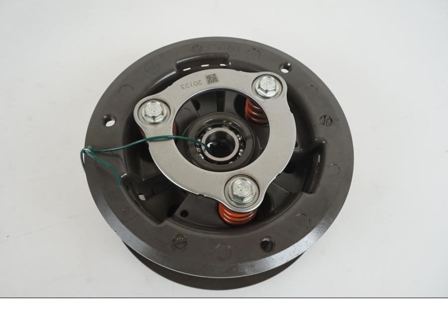 Baksidan på Kopplingskorg från en KTM 1290 Super Duke R -2021 motorcykel.