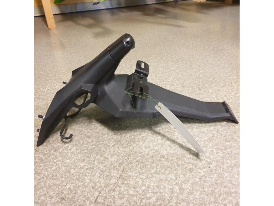 Vänster sida på Skylthållare från en Kawasaki ER-6N -2011 motorcykel.