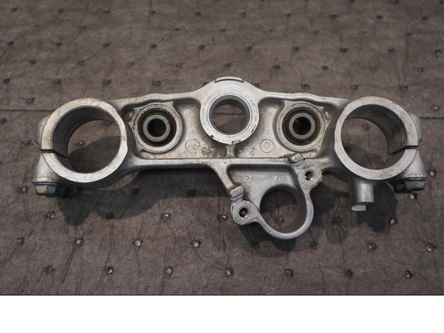 Baksidan på Gaffelkrona från en Honda XRV 750 -1995 motorcykel.