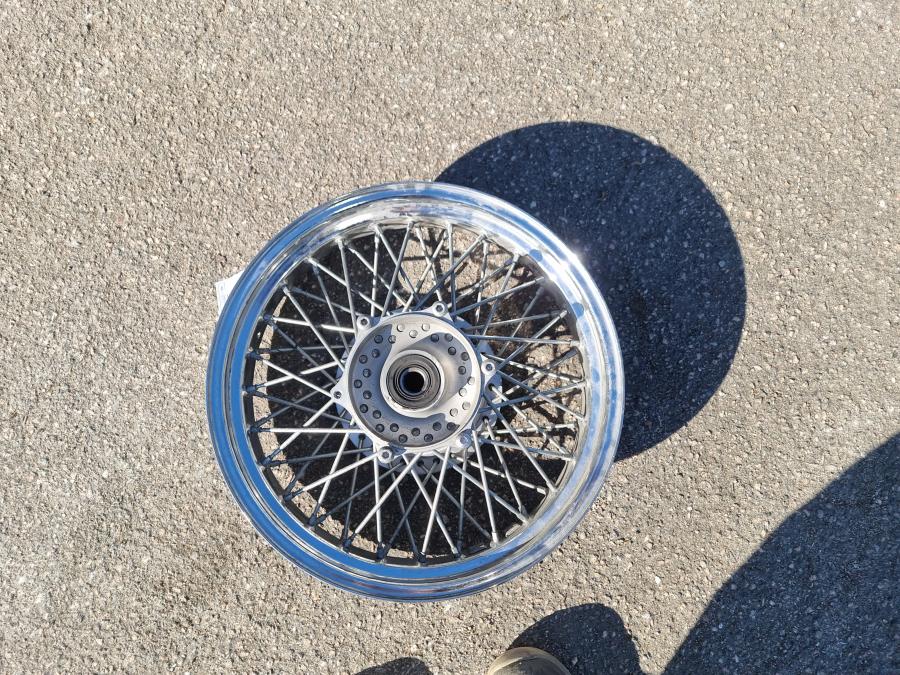 Vänster sida på Fälg från en Yamaha XV 1600 -2002 motorcykel.