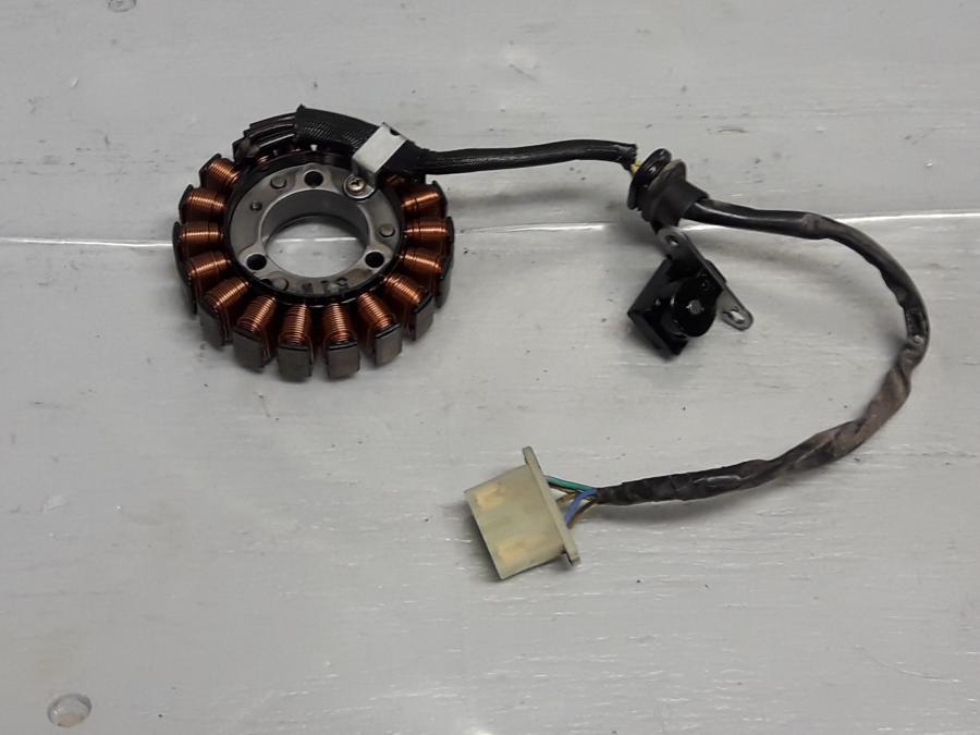 Framsidan på Generator från en Honda CBR 125 R -2005 motorcykel.