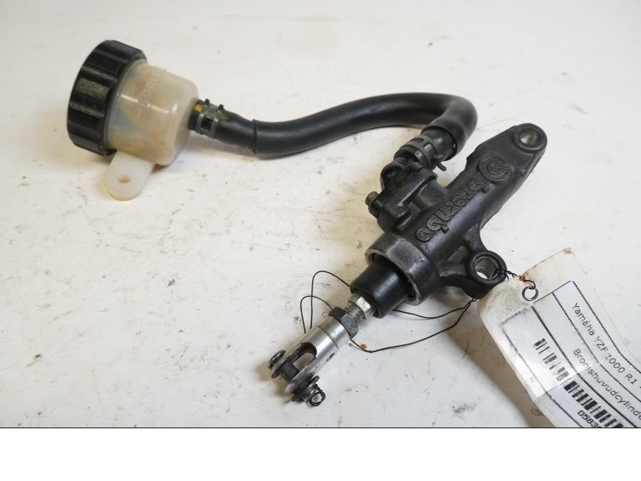 Framsidan på Bromshuvudcylinder från en Yamaha YZF 1000 R1 -1999 motorcykel.