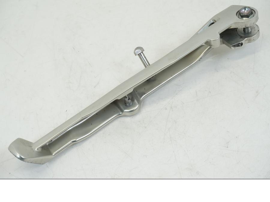 Snett nerifrån på Sidostöd från en Ducati Streetfighter V4 -2020 motorcykel.