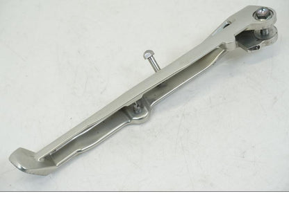 Snett nerifrån på Sidostöd från en Ducati Streetfighter V4 -2020 motorcykel.