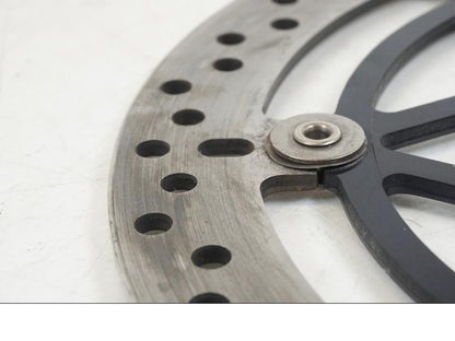 Snett nerifrån på Bromsskiva från en Triumph Speed Triple -2021 motorcykel.