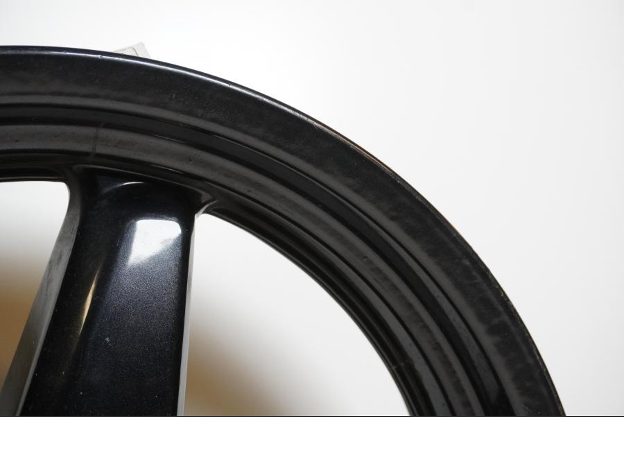 Snett uppifrån på Fälg från en Yamaha X-Max 250 -2012 scooter.