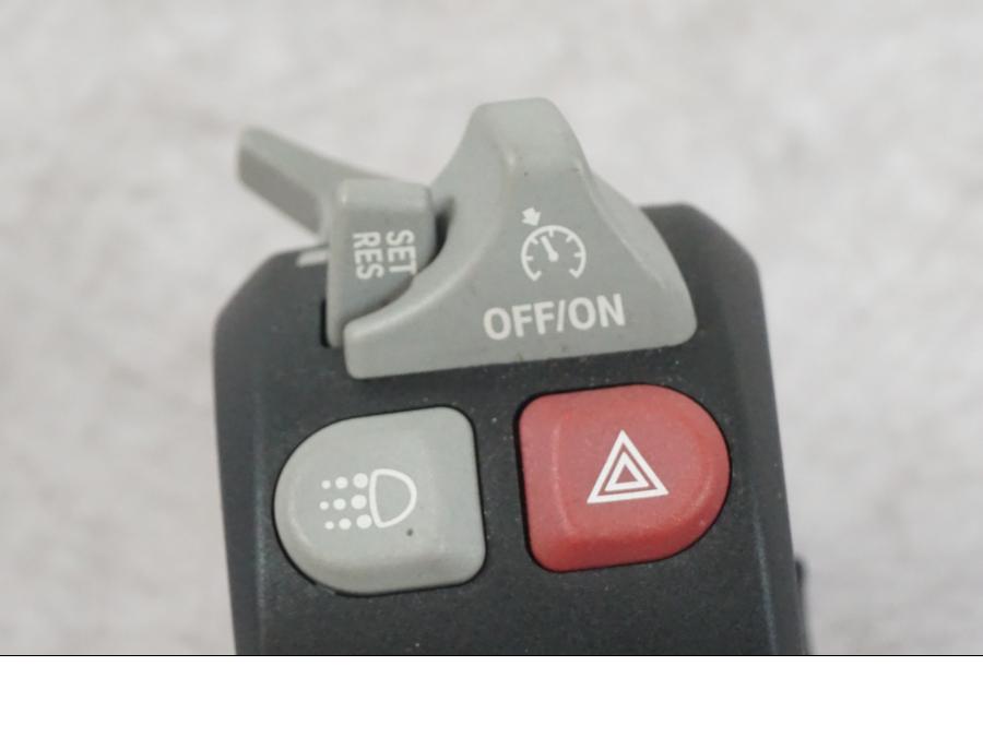 Snett uppifrån på Styrelreglage från en BMW K 1600 GTL -2015 motorcykel.