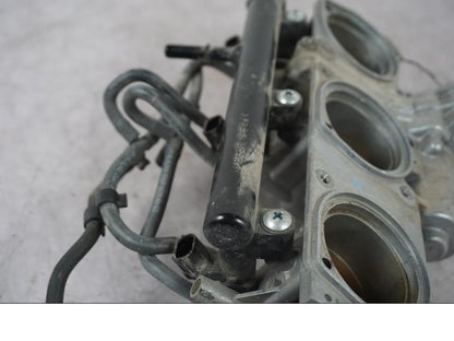 Vänster sida på Spjällhus från en Triumph Tiger Explorer -2016 motorcykel.