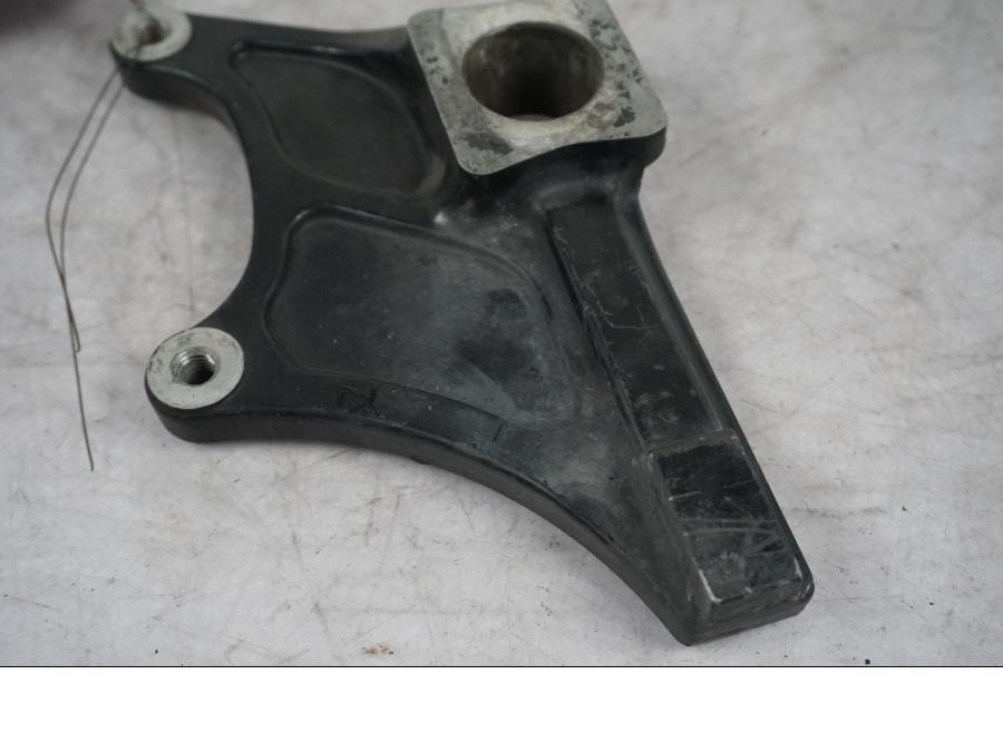 Baksidan på Bromsoksfäste från en Suzuki GSX-R 1000 -2003 motorcykel.