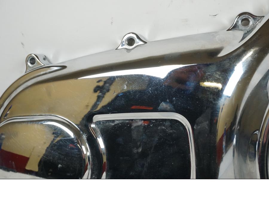 Vänster sida på Generatorkåpa från en H-D Touring Street Glide FLHX -2013 motorcykel.