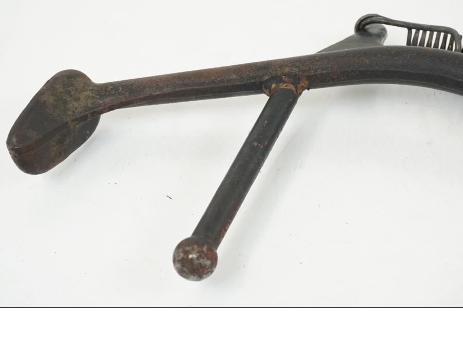 Snett nerifrån på Sidostöd från en Yamaha FZR 1000 -1990 motorcykel.