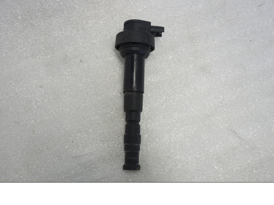 Baksidan på Tändspole från en BMW K 1300 R -2011 motorcykel.